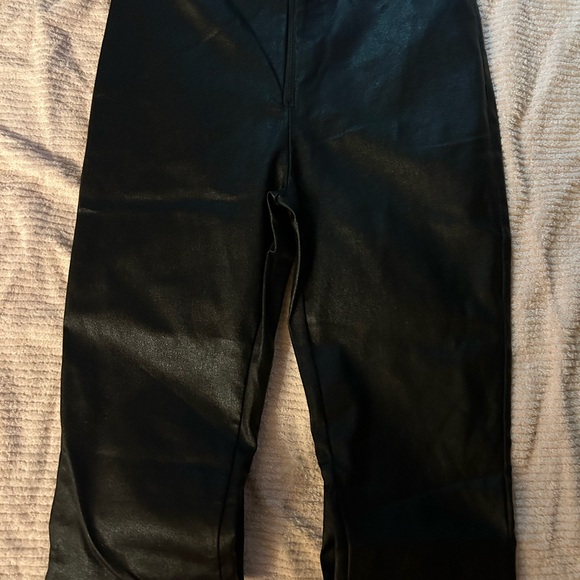 Cute pleather zip front leggings - Picture 4 of 4